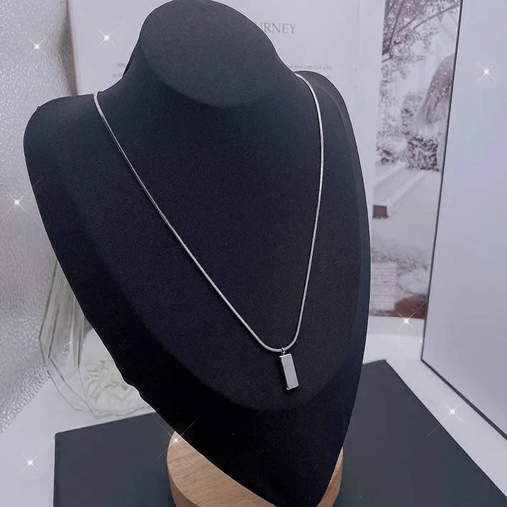 Collar Rectángulo de Acero Titanio - Velmora