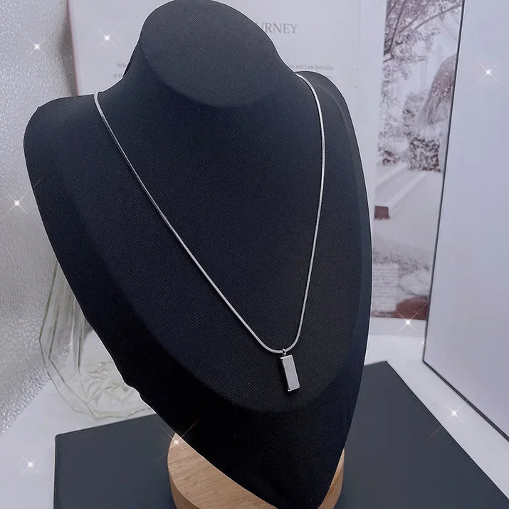 Collar Rectángulo de Acero Titanio - Velmora