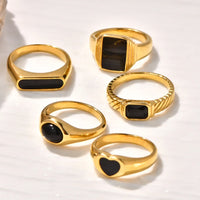 Anillo de Acero Titanio Chapado en Oro 18K con Detalle Negro - Velmora