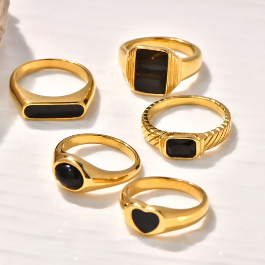 Anillo de Acero Titanio Chapado en Oro 18K con Detalle Negro - Velmora