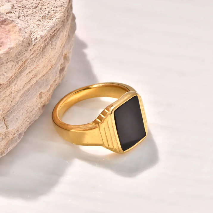 Anillo de Acero Titanio Chapado en Oro 18K con Detalle Negro - Velmora