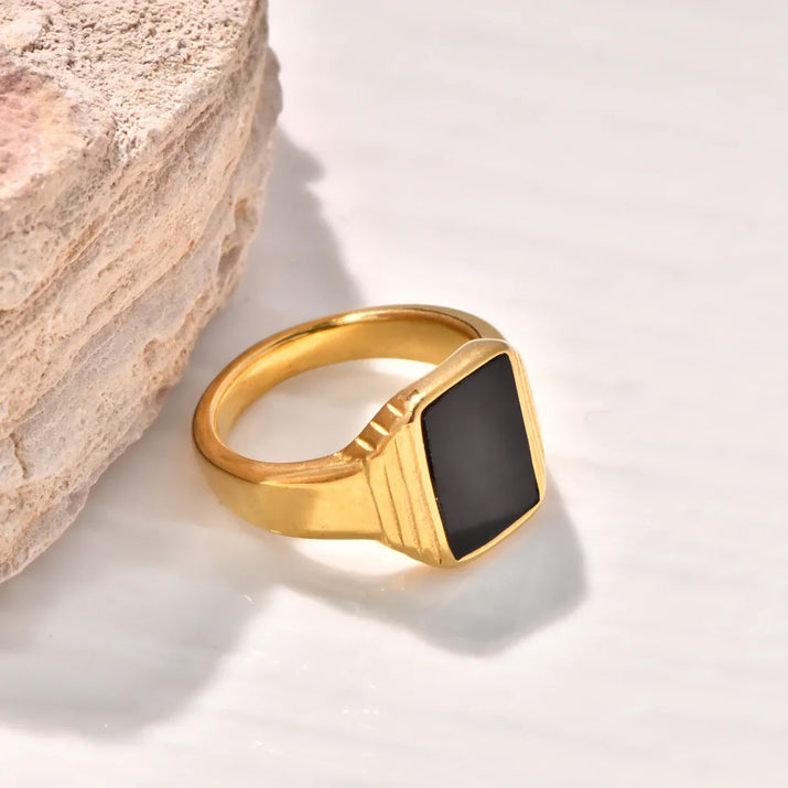 Anillo de Acero Titanio Chapado en Oro 18K con Detalle Negro - Velmora