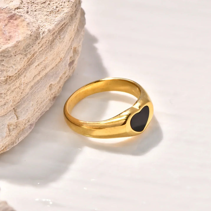 Anillo de Acero Titanio Chapado en Oro 18K con Detalle Negro - Velmora