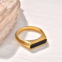 Anillo de Acero Titanio Chapado en Oro 18K con Detalle Negro - Velmora