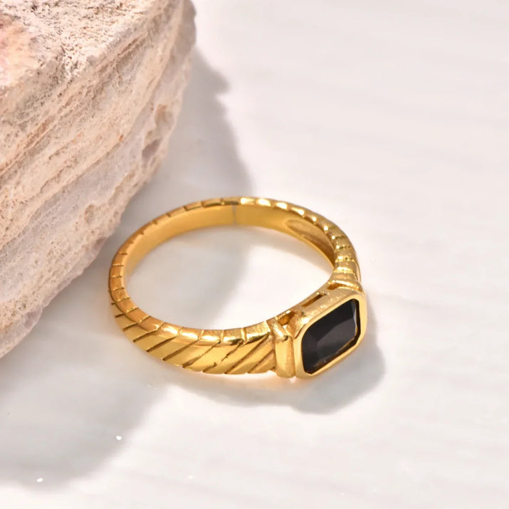 Anillo de Acero Titanio Chapado en Oro 18K con Detalle Negro - Velmora